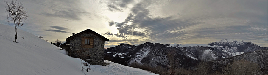 Salendo i prati innevati di Prato Giugno